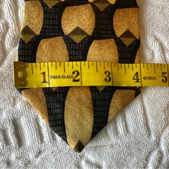 Elegant Yellow and‎ Black Men's Tie Made in USA 100% imported silk - Picture 6 of 7